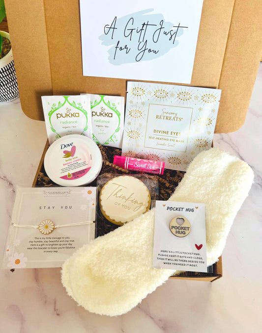 our cancer care package include a Stay Yiu Daisy Bracelet, cosy socks, a keepsake hug token, dove body cream, lip balm, self heating eye mask, a thinking of you iced biscuit and a choice of a hot drink. Comes with an option of your own gift card and a personalised message ready to send direct to the recipient